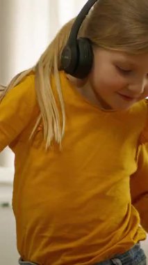 Kafkasyalı küçük çocuk kulaklıklı kız çocuğu müzik şarkıları dinliyor melodi müzik listesi müzik listesi ev eğlencesi ev eğlencesi eğlenceli mutlu çocukluk sevimli bebek dansı