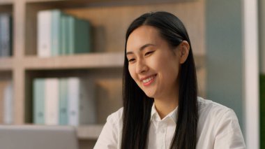 Mutlu gülen Asyalı iş kadını kadın ofis çalışanı Japon Çinli iş kadınını heyecanlandırdı. Girişimci görünümlü dizüstü bilgisayar. Çevrimiçi zafer ödülü kazanan iç mekanda zafer kutlaması.