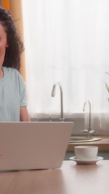 Heyecanlı İspanyol kadın evde yemek siparişi veriyor paketler alıyor mutlu Latin bayan alıcı müşteri online alışveriş süpermarketi kızı kağıt eko poşetleri alıyor kurye satın alıyor