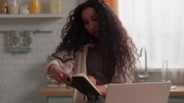 Öfkeli İspanyol iş kadını cep telefonu tartışması sorunlu iş kadını hayal kırıklığına uğramış Latin iş kadını ev yapımı dizüstü bilgisayarla iletişim dağıtım emri tartışması sorun anlaşmazlığı