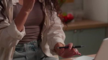 Öfkeli Latin iş kadını cep telefonuyla konuşan notlar yazarak çatışmayı savunuyor ev mutfağındaki İspanyol iş kadını kadın kız dizüstü bilgisayar tartışması sorunu, işçi tartışması.