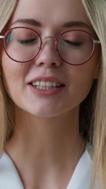 Web kamerası görüntüsü portresi beyaz kadın doktor pozitif gülümsüyor kameraya bakıyor mutlu konuşma medikal video bloğu online video danışmanlık konferansı sanal tıp