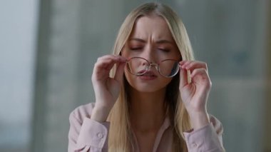 Yakın plan portre, beyaz iş kadınının kameraya bakmasına hayret etti. Gözlüklerini çıkardı ve dedi ki: 