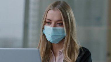 Ofiste yüz maskesi takan beyaz iş kadını portresi. Kadın girişimci pazarlama müdürü. Şirket yazılımı Coronavirus covid19 salgın hastalığını kullanıyor.