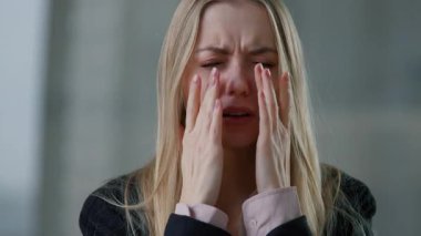 Kafkasyalı iş kadını burun alerjisinden rahatsız oluyor. Gözlerinde ağrı var. Yüzüne sürtünüyor.