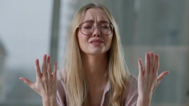 Portre gerildi ağlayan beyaz iş kadını ağladı burnunu sildi acı çekti iş kadını üzgün iş kadını kız işveren sorunu ofiste hayal kırıklığına uğradı