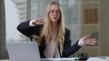 Kafkasyalı mutlu iş kadını ofiste dizüstü bilgisayarla müzik dinlerken gözleri kapalı kaygısız iş kadını kadın iş yerinde rahatlayan, bilgisayar belgeleriyle rahatlayan iş kadını.