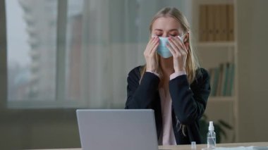 Beyaz iş kadını üç yüz maskesi taktı. Komik, korkmuş, iş kadını, işveren, dizüstü bilgisayarlı, salgın virüslü Coronavirüs tehlikesi yüzünden endişeleniyor.