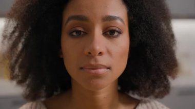 Kapalı alanlarda çekilmiş aşırı yakın çekim. Afro-Amerikan kadın portresi. Ciddi sakin yüz ifadesi.