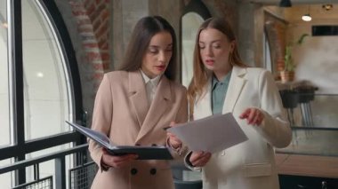 İş ortakları belgeleri ile konuşan iş arkadaşları, beyaz girişimciler, kadın işkadınları, şirket ofisindeki kadın işkadınları, danışman danışman danışman danışman danışman danışman danışman danışman danışman danışman danışman danışman danışman raporunu tartıştılar.