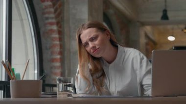 Hüsrana uğramış Kafkasyalı ofis müdürü kadın iş kadını teftişi evrakları evrak işleri rapor yazmak zor iş kadını yığını migren baş ağrısının baş dönmesi