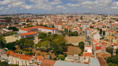 Havadan bakıldığında Lizbon Ulusal Panteon Portekiz İHA 'sı eski binaların üzerinde uçuyor. Barok kubbesi olan güzel mimari. Alfama bölgesi kırmızı çatıları. İlham verici kültür mirası seyahat alanı gezisi.