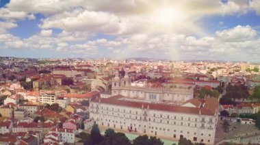 Hava aracı üst görüntüsü Lizbon Portekiz Sao Vicente de Fora Manastırı eski şehir turistik gezi seyahati tarihi kasaba kırmızı çatıları mavi siluet Portekiz binaları