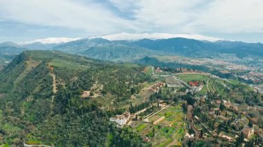 Büyük İspanya 'nın Sierra Nevada dağlı Alhambra kalesi manzarası tarihi Fas mimarisi Müslüman mirası Endülüs kutsal yolculuk seyahatinin kültürel sembolü