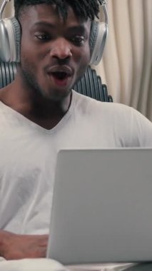 Duygusal kazanan, dizüstü bilgisayarı olan Afrikalı Amerikalı erkek bilgisayar zaferiyle çevrimiçi kazandı. Fütüristik odada bilgisayar kazanan, kablosuz kulaklıklı neşeli programcı bilgisayar korsanları ile bilgisayar oyunu kazandı.