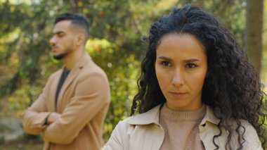 Üzgün bir kadın, Sonbahar Parkı 'nda stresli bir İspanyol çiftten ayrılmış üzgün bir sevgili ve anlaşmazlık sonucu aile ayrılığını görmezden gelen huysuz bir erkek.