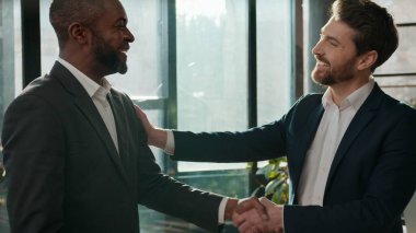 İki gülen dost canlısı, çok ırklı iş adamı iş adamı başarılı bir şekilde Beyaz Saray 'da tokalaşan ve afro-amerikan işçi işbirliğine hoş geldiniz diyen adam.