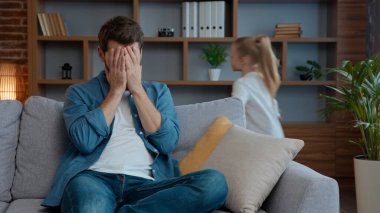 Stresli, yorgun, beyaz bir baba evde koşan gürültücü bir kız çocuğu. Yaramaz kız aktif baba rolü oynuyor hiperaktif çocuk zor ebeveynlik kötü davranış ile stres baş ağrısı hisset