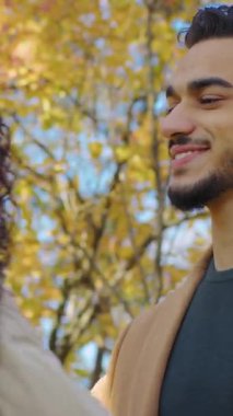 Sonbahar parkında buluşan İspanyol çift güz parkında konuşuyor gülümseyen Arap adam açık havada sevgili sevgili sevgili sevgili sevgili sevgili kız arkadaş ailesiyle buluşuyor.