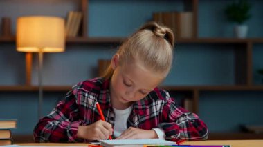 Aktif Kafkas küçük kız çocuğu işaretleyici bir fikirle geldi. Kırmızı keçeli kalemle resim çekti. Akşam evde mutlu vakit geçirdi.