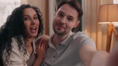 Mutlu çoklu etnik aile konuşmaları video kamera görüntüsü beyaz erkek İspanyol kadın kadın gülümseyen sanal sohbet çifti selamlıyor internetteki iletişimi selamlıyor akıllı telefon kamerası görüntüsü