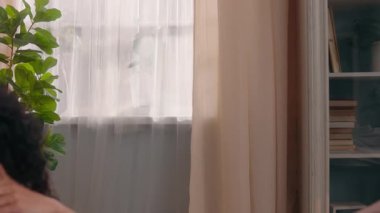 Diz üstü bilgisayar kullanan çok ırklı beyaz bir erkek. Latin bir kadın. Evde bilgisayar kullanıyor. Cihazlara bağımlı.