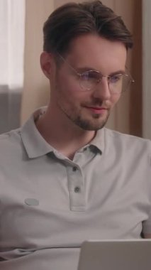 Evdeki kanepede laptopta çalışan beyaz bir adam Latin bir kadın tarafından kucaklanmış sevgili bir aile çifti kucaklıyor sevgi dolu bir anda serbest çalışan bir kadın oturma odasında dikkati dağılmış bir erkek.