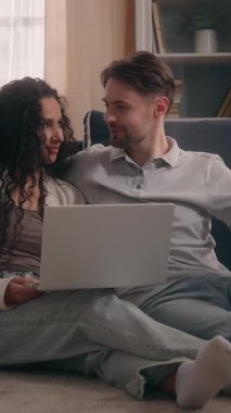 Beyaz adam internette laptoptan alışveriş yapıyor İspanyol kadın evde beşlik çakıyor aile bütçesini tartışıyor sipariş alıyor mutlu işbirliği yapıyor erkek arkadaş, kız arkadaş, kadın takım çalışması.