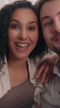 Gülümseyen beyaz erkek ve İspanyol kadın video görüntüsü ev kamerası görüntüsü mutlu çift görüntüsü sanal sohbet video blogcuları vlog bloglarında aile sevgisi ile iletişim kuruyorlar.