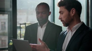 İki erkek ortak dizüstü bilgisayar partnerli iş adamı çok ırklı iş adamları Kafkasyalı işveren lideriyle birlikte Afrika kökenli Amerikalı işçi ajan ofis ortaklığında bilgisayar arayan iş görüşmeleri yapıyorlar.