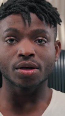 Heyecanlı Afrikalı Amerikalı siber adam diyor ki: 