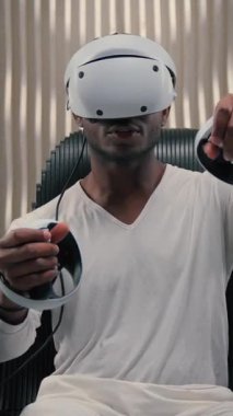 VR miğferli Afrikalı Amerikalı bir adam elinde sanal gerçeklik kullanarak gelecekteki metaçağ teknolojisi oyuncusunu kullanıyor erkek oyuncu araba sürüşü fütürizm simülasyon arayüzü oynuyor
