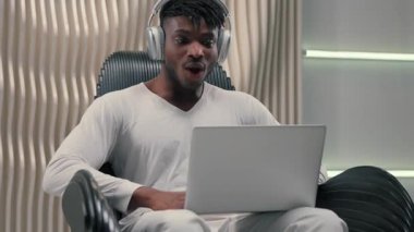 Duygusal kazanan, dizüstü bilgisayarı olan Afrikalı Amerikalı erkek bilgisayar zaferiyle çevrimiçi kazandı. Fütüristik odada bilgisayar kazanan, kablosuz kulaklıklı neşeli programcı bilgisayar korsanları ile bilgisayar oyunu kazandı.