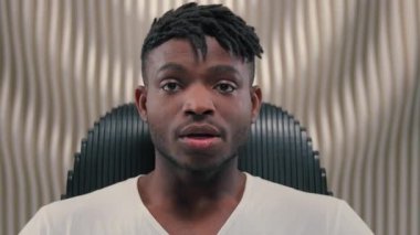 Heyecanlı Afrikalı Amerikalı siber adam diyor ki: 