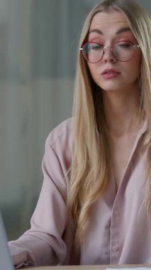 Beyaz, bitkin, bunaltıcı ofisteki iş kadını sıcak yaz havasından muzdarip. Belgelerle uçan iş kadını kadın, yüksek ısıda bozuk klima hissediyor.