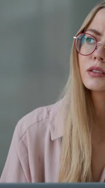 Ofiste cep telefonuyla konuşan beyaz iş kadını. İş yerinde çalışan kadın müşteriye danışıyor. İş yerinde çalışan bayan işveren.