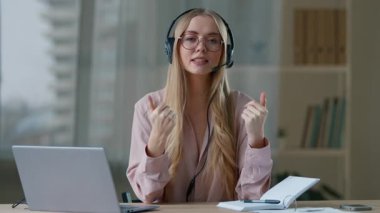 Kafkasyalı iş kadını internetteki uzaktan kumandalı iş kadını kameraman kadın iş kadınıyla konuşuyor konferans dersi adı verilen video konferans kursu, e-öğrenim şirketi lideriyle konuşuyor.