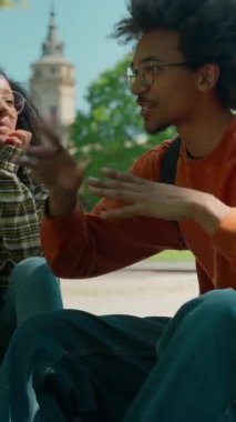 İki Afro-Amerikalı öğrenci birlikte gülümsüyor açık havada haberleri paylaşıyorlar erkek erkeğe erkek arkadaş muhabbeti gülüyor kadın kız arkadaş kampüs üniversitesi ile iletişim kuruyor