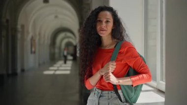 Gülümseyen İspanyol öğrenci üniversite koridoru jesti mutlu Latin kadın üniversite akademisi çalışmalarına katılmaya davet ediyor. Eğitime davet edilen bayan öğrenci, hoş geldiniz.