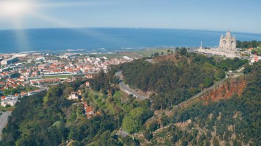 Santa Luzia 'nın Viana' daki tepenin üzerindeki sığınağı Atlantik Okyanusu kıyısında Castelo Portekiz 'de şehir mimarisi ormanı güneş ışığı manzara ufkuyla yaz günü hava panoramik manzarası seyahati