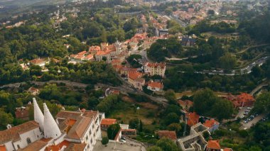 Portekiz 'deki eski Sintra şehrinin en iyi manzarası Portekiz' de turistik gezi macerası binaların kırmızı çatılarında tarihi şehir merkezlerinde yol yeşili ağaçlarıyla birlikte