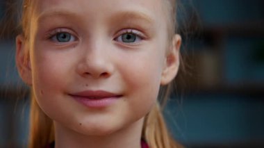 Kafkasya portresi, sakin, sevimli, tapılası, evlat edinilmiş, güzel kız çocuğu. Akşamları kameraya bakıyor.