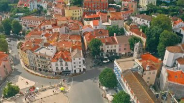 Sintra Portekiz 'in tarihi şehir merkezinin panoramik hava manzarası. Renkli geleneksel evleri, kırmızı çatıları, dar caddeleri, Avrupa' da popüler seyahat merkezleri.