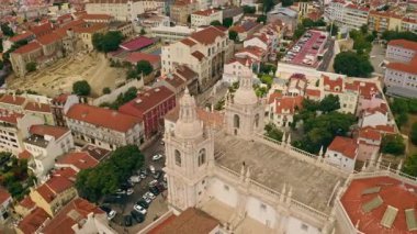 Sao Vicente de Fora Manastırı 'nın Portekiz mimari miras kalacağı yerleri gösteren geleneksel kırmızı çatıları olan tarihi hava manzaralı Lizbon tarihi kenti.