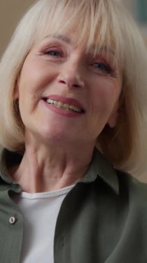 Web kamera görüntüsü portresi mutlu, yaşlı, beyaz kadın video konuşması yapıyor. Emekli, yaşlı bayan, büyükanne arkadaş canlısı, el sallayan kameraya bakıyor. Merhaba konuşma konferansı.