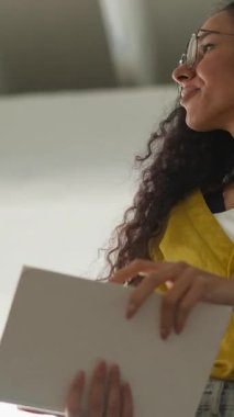 Kütüphanede merdiven üzerine kitap okuyan genç Arap kadın öğrenci ders kitabı bilgisi öğrenen kız öğrenci. Sayfalar dolusu akıllı kitapçı, bilim arşivi odaklı akademik üniversite.