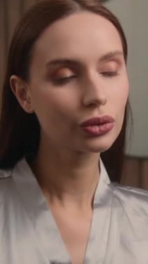 Gülümseyen kadın banyoda dans ediyor müziğin tadını çıkarıyor cilt bakımı güzellik sabah rutini neşeli beyaz kız portresi kozmetik krem sürüyor cilt bakımı mutluluğu