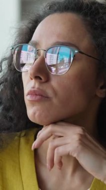 Gözlüklü yorgun Arap bir kadın kütüphanede gözlerini ovuşturuyor. Kız öğrenci çok çalışıyor. Göz zevkini bozuyor.