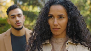 İspanyol çift, sonbahar parkında kavga ediyor. Gücenmiş kadın, kızgın adamı görmezden geliyor. Bağırıyor, bağırıyor.