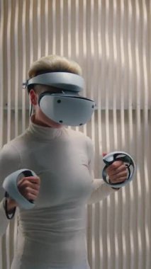 Fütürist Kafkasyalı kadın sanal gerçeklik boks oyuncusu VR kasklı kadın dövüşçü ileri teknoloji siber-punk dövüşçü eğlence arayüzü fütürizmi